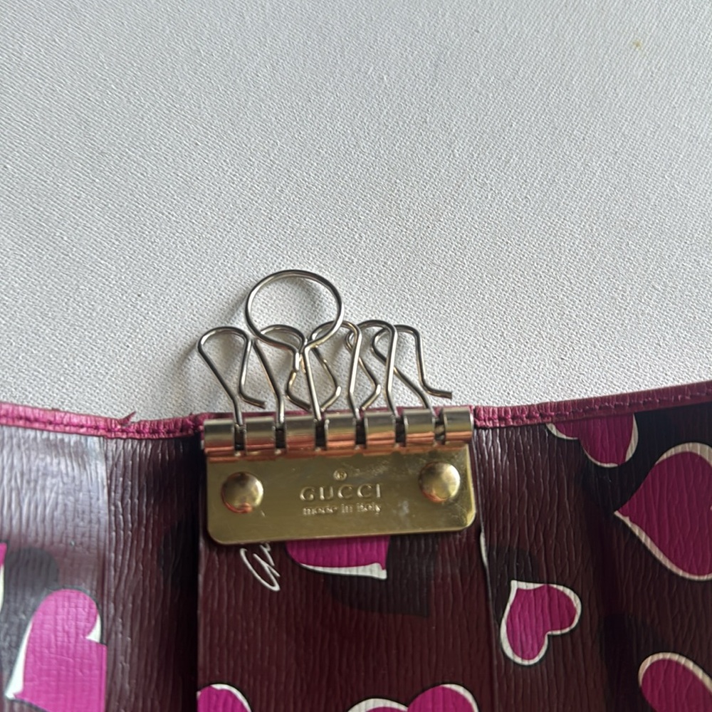 Gucci Magenta Key Holder with Heart Emblem - Picture 4 of 11